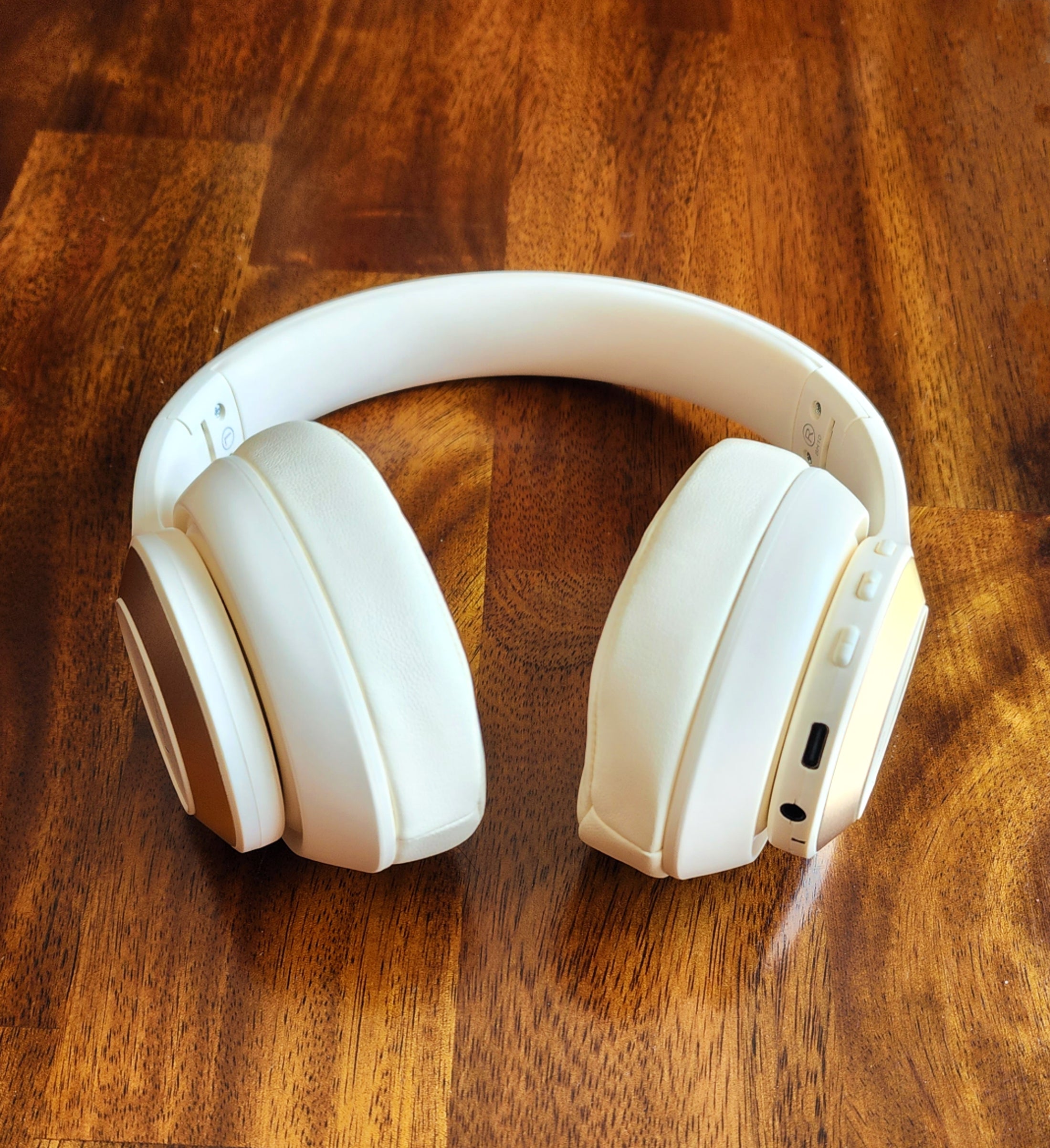 Vizliter Bluetooth Headphones, TWS Deep Bass Wireless Over-Ear Headset 5.0 with Built-in Mic LED Lights, Noise Cancelling Beige